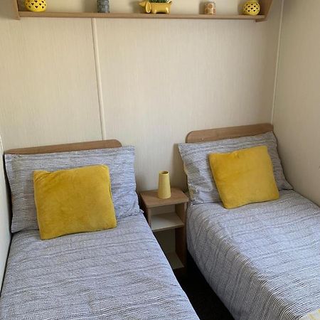 Gold Plus 6 Berth Caravan In New Beach With Parking Wifi And Decking Hotel Dymchurch Exterior photo