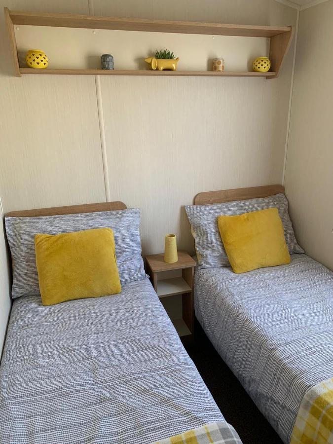 Gold Plus 6 Berth Caravan In New Beach With Parking Wifi And Decking Hotel Dymchurch Exterior photo